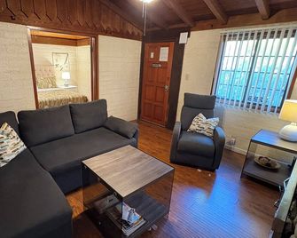 Villa F - a stand alone 1bed/1bath with kitchen steps from downtown Palm Springs - Palm Springs - Stue