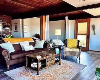 Tranquil Tree-House on the beautiful Hudson River - Wappingers Falls - Living room