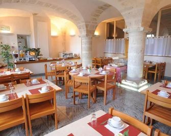 Hôtellerie Saint Yves - שארטרה - מסעדה