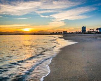 LBC Paradise bungalow w/AC -5 min from beach Dog friendly! - لونغ بيتش - شاطئ