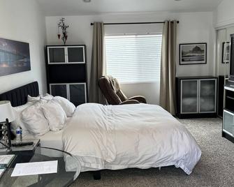 Your Home Away From Home! - Huntington Beach - Bedroom