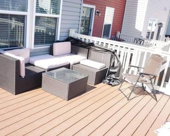 HiddenParadise in Scenic community, mins to attractions & WaterFront. Sleeps 9 - Glen Burnie - Balcony