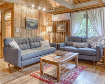 Storybrooks Cabin: Quaint creekside Steiner Cabin, decks, BBQ, dogs welcome - Rhododendron - Living room