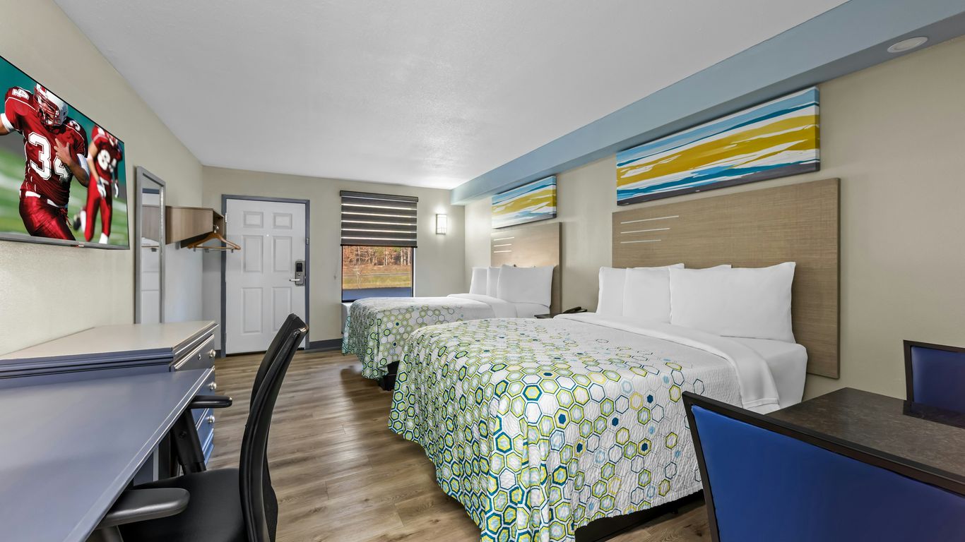 HomeTowne Studios by Red Roof Athens, TN