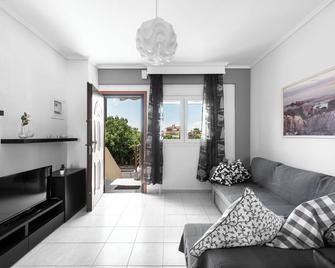 Nikiti Maisonette on the beach by Luxlikehome - Нікіті - Вітальня