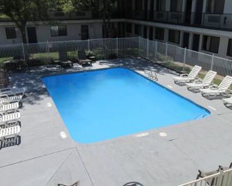 Park Inn by Radisson Wells - Wells - Pool