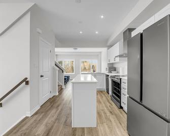 Elegant 3-Story Townhouse | Ensuite Bath, Office & Free Parking - Cambridge - Küche