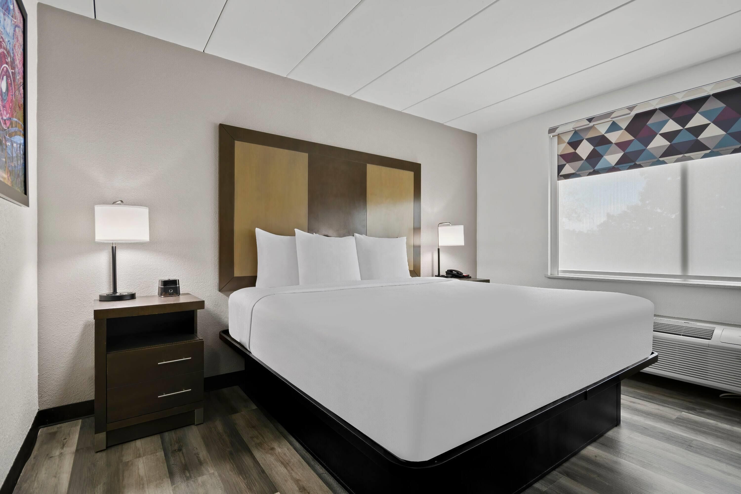 La Quinta Inn & Suites by Wyndham Sturbridge - Sturbridge - Спальня