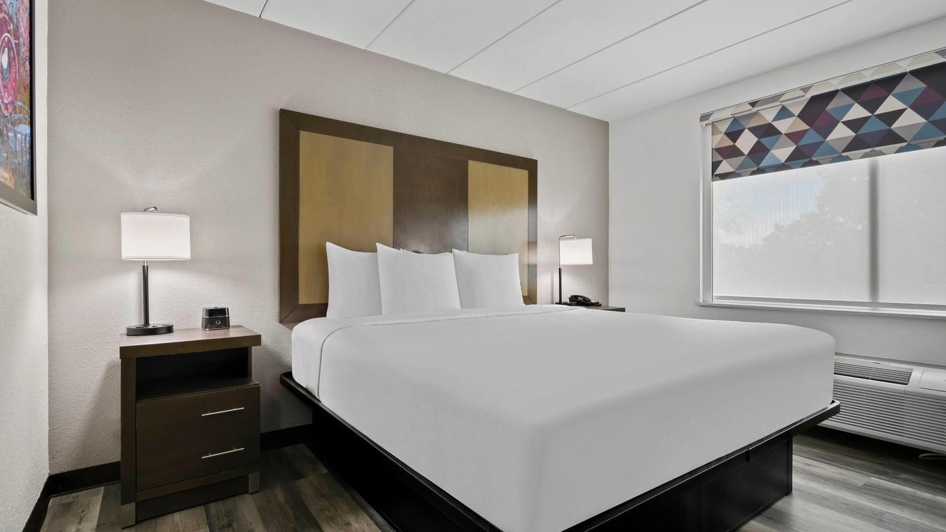 La Quinta Inn & Suites by Wyndham Sturbridge