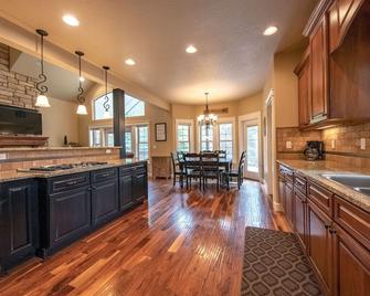 Mountain Retreat With Private Dock Close To Tamarack! Family Reunions Welcome! - Donnelly - Kitchen