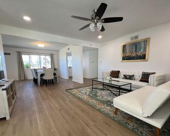 Modern 4 King Beds, Beautiful Large Backyard, Golf, Wfh, Long Stays, Wi-Fi, Fwy, 25 Mins To Beach - Newbury Park - Living room