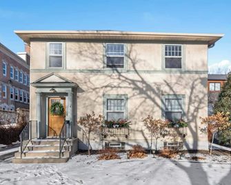 Modern 3 Bedroom Apartment - Kenwood - Lake of Isles - Parks - Quiet - Minneapolis - Building