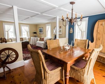 Historic Kennebunkport home in the heart of the village. Steps to Dock Square. - Kennebunkport - Dining room
