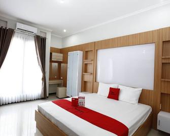 RedDoorz @ Merapi View - Ngaglik - Habitación