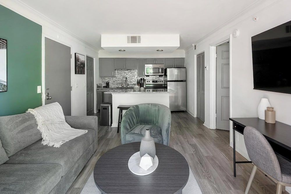 Landing | Stunning 1bd, Pool, Gym - ناشفيل (تينيسي) - غرفة معيشة