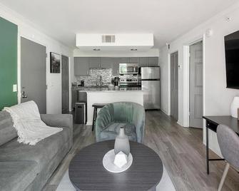 Landing | Stunning 1bd, Pool, Gym - נאשוויל - סלון