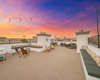 Luxurious home near beach with rooftop deck, balcony, EV charger, & fast WiFi - Long Beach - Balcón