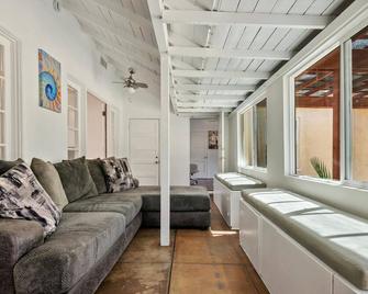 4bed 3bath spacious modern piano home near Universal Studio and Hollywood for 10 - Sherman Oaks - Huiskamer
