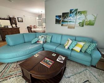 Uptown Bungalow- Hot Tub! - Kellogg - Living room