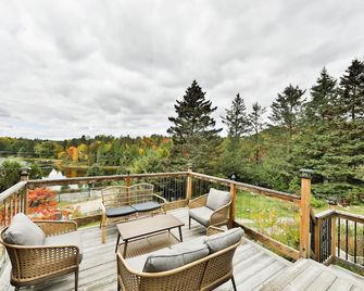 Boho-rustic retreat in nature with panoramic lake access & mountain views - Rawdon - Balkon