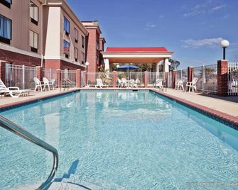 Holiday Inn Express & Suites Forest By IHG - Forest - Pool