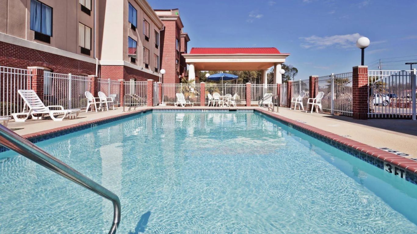 Holiday Inn Express & Suites Forest By IHG