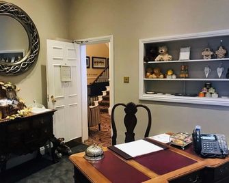 Clarence Court Hotel - Cheltenham - Front desk