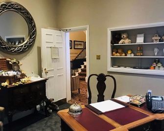 Clarence Court Hotel - צ'לטנהאם - דלפק קבלה