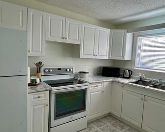 Beautiful Modern Two Bedroom Apartment - Brandon - Kitchen