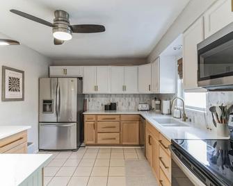Retreat on the Island - Merritt Island - Kitchen
