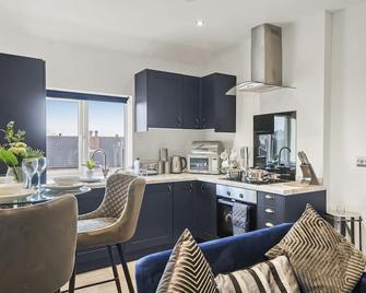 30 percent off! Boutique Penthouse in Yorkshire - Top Floor - Castleford - Kitchen