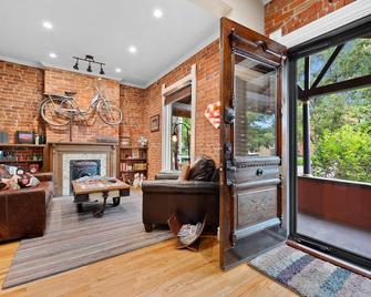 Exceptional Modern Victorian, centrally located and close to Downtown - Denver - Living room