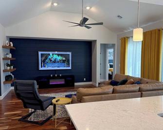 Your Perfect Home Away From Home · Owasso, Ok - Owasso - Living room