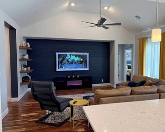 Your Perfect Home Away From Home · Owasso, Ok - Owasso - Wohnzimmer