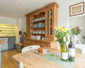 Niamh's Seaside Cottage Perfect location in the Heart of Kinvara Explore Unwind. - Kinvarra - Dining room