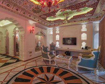 R Chandras Palace - Chaumu - Lobby