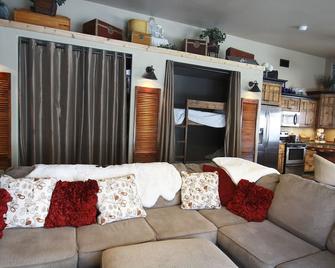 The Suite Getaway@ Green Bluff - Colbert - Living room