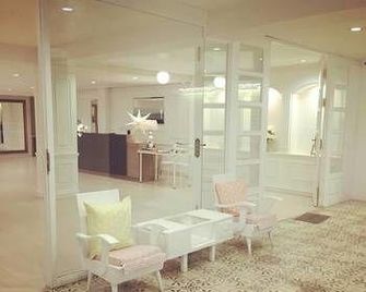 White Day Hotel - Buri Ram - Lobby