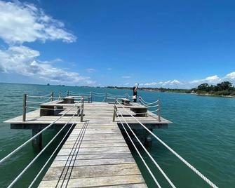 Quiet Seaside Villa 5 mins walk to the beach, clubhouse and boardwalk - Danao City