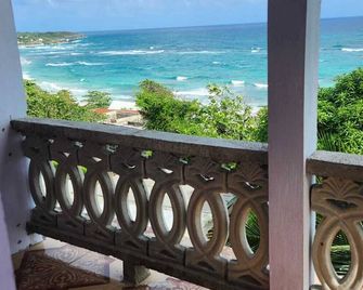 Ocean Sunrise Retreat in Long Bay, Portland Private 1 Bedroom Home with Balcony - Long Bay - Balcón