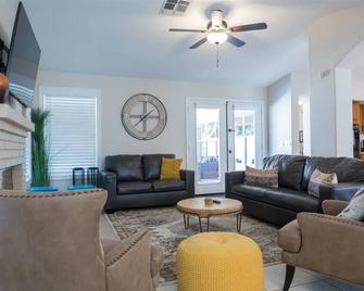 Private paradise with pool heater, spa, billiards - Avondale - Living room