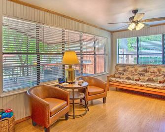 Covered Deck & Fire Pit: Gun Barrel City Escape! - Gun Barrel City - Living room