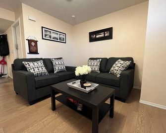 2-bedroom lower level suite close to downtown - Moose Jaw - Living room