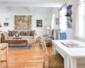 'Sea Breeze' Cottage-blocks from beach and shopping of Laguna Beach. - Laguna Beach - Living room