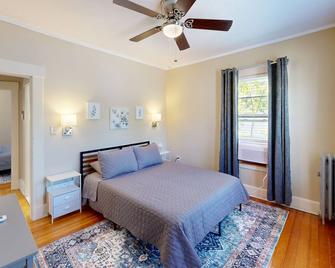 Spacious 2 Bedroom 1 Bath apt - Southbridge - Bedroom