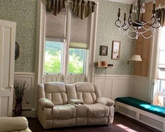 Adirondack Mansion W/Heated Inground Pool & Game Room! 45-60 Min To Saratoga! - Gloversville - Living room