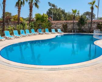 Beldibi Beach Hotel - Göynük - Bể bơi