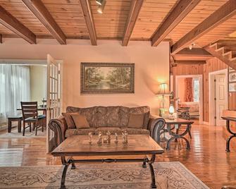 Tranquil Smoky Mountain Cabin w/ Porch & Fire Pit - Newport - Obývací pokoj