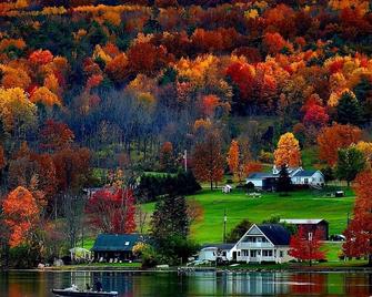 Beautiful Waneta Lake Front Cottage! Kayaks! Wine Country Flx - Dundee - Edificio