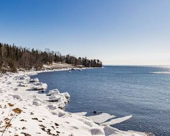 Breathtaking Lake Views Studio, 2 Queen - Two Harbors